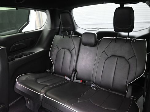 Used 2025 Chrysler Pacifica Limited FWD image 17