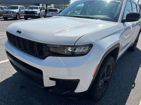 Used 2024 Jeep Grand Cherokee L Altitude AWD/4WD image 3