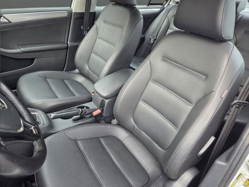 Used 2017 Volkswagen Jetta SE image 12