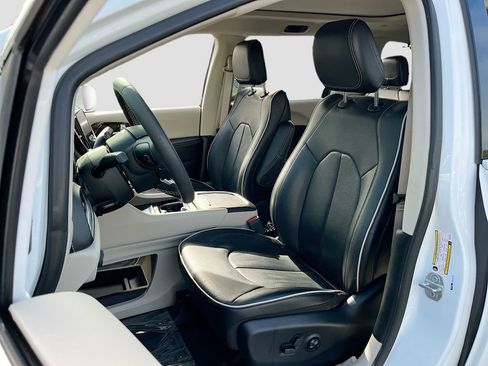 Used 2022 Chrysler Pacifica Limited image 22