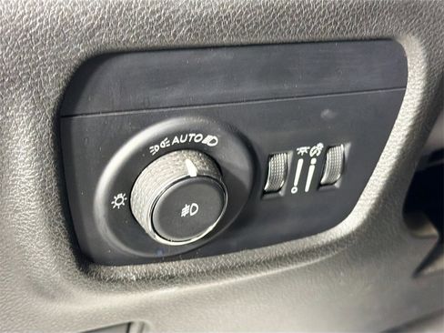 Used 2023 Jeep Grand Cherokee Limited image 10