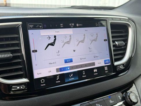 Used 2026 Chrysler Pacifica Select image 13