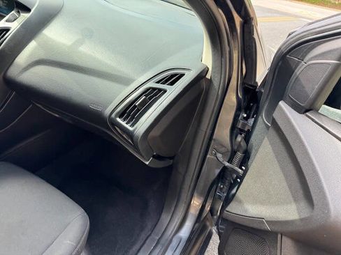 Used 2017 Ford Focus SE FWD image 24