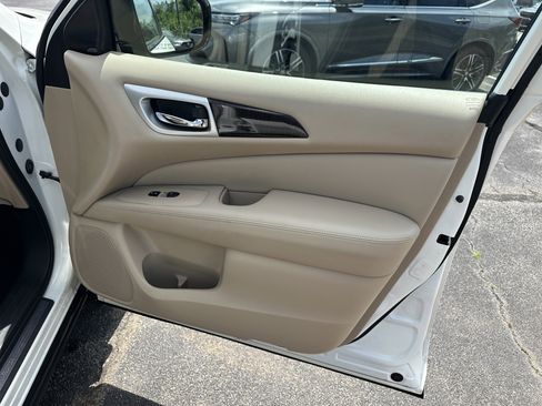Used 2016 Nissan Pathfinder Platinum AWD/4WD image 16