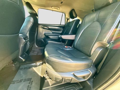Used 2020 Toyota Highlander XLE image 22