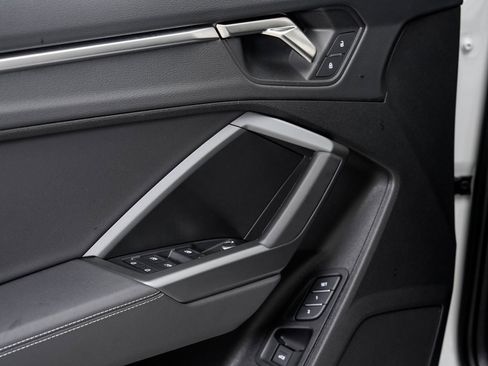 Used 2025 Audi Q3 2.0T Premium image 8