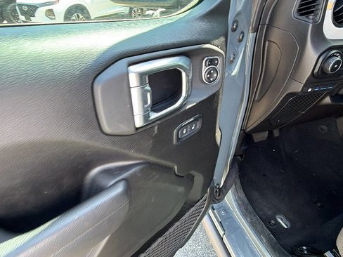 Used 2025 Jeep Wrangler Willys AWD/4WD image 15