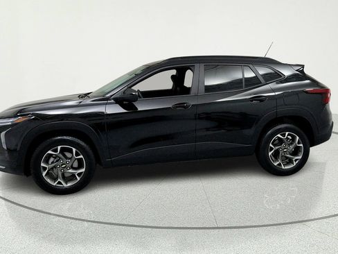 Used 2024 Chevrolet Trax LT w/ Sunroof Package FWD image 2