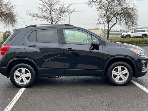 Used 2021 Chevrolet Trax LT w/ LT Convenience Package image 3