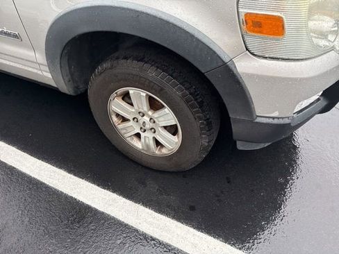 Used 2007 Ford Explorer XLT image 2