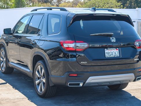 Used 2025 Honda Pilot Touring image 7