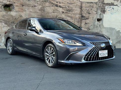 Used 2022 Lexus ES 300h w/ Accessory Package 2 image 2