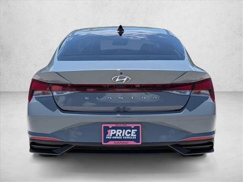 Used 2022 Hyundai Elantra SE FWD image 7