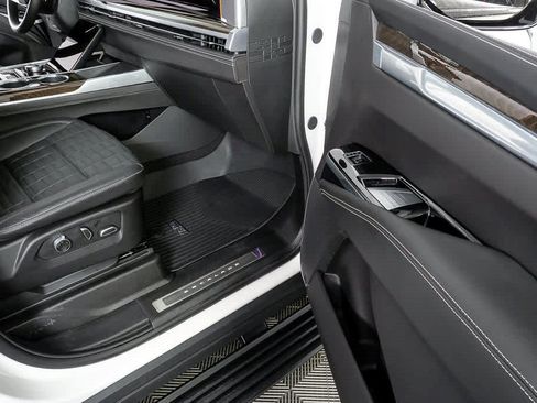 Certified 2025 Cadillac Escalade ESV Sport Platinum AWD/4WD image 17