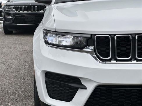 Certified 2024 Jeep Grand Cherokee Laredo X image 9