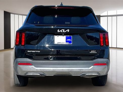 Used 2025 Kia Sorento S image 5
