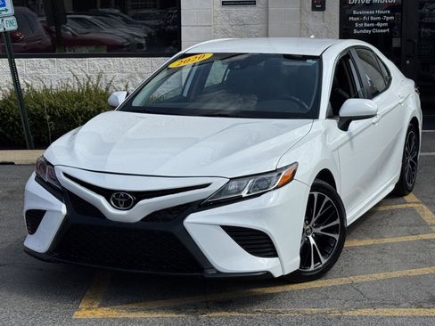 Used 2020 Toyota Camry SE image 2