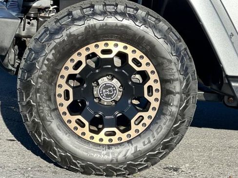 Used 2017 Jeep Wrangler Unlimited Sahara w/ Connectivity Group image 28