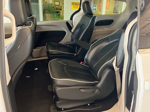 Used 2023 Chrysler Pacifica Limited FWD image 8