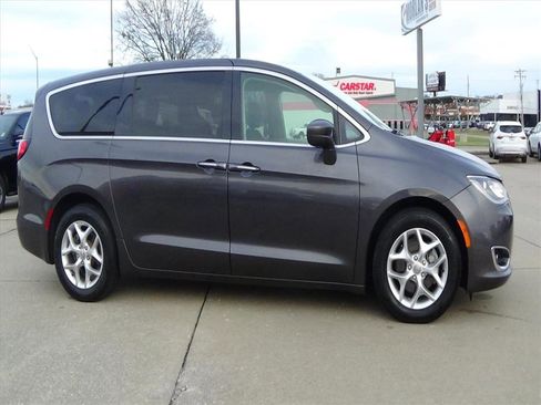 Used 2020 Chrysler Pacifica Touring w/ Tire & Wheel Group image 5