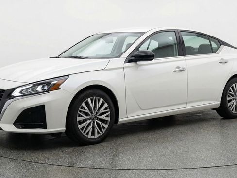 Used 2025 Nissan Altima 2.5 SV FWD image 3