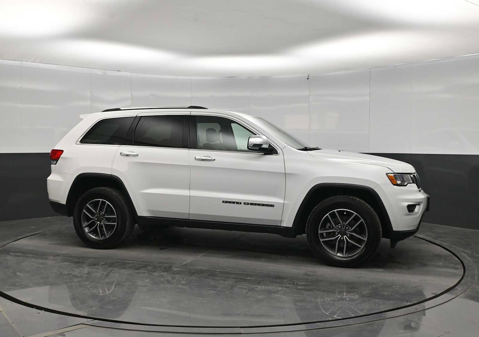 Used 2019 Jeep Grand Cherokee Limited w/ Trailer Tow Group IV AWD/4WD image 9