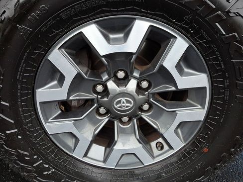 Used 2021 Toyota Tacoma TRD Sport w/ TRD Premium Sport Package AWD/4WD image 7