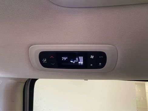 Used 2024 Chrysler Pacifica Touring-L FWD image 20