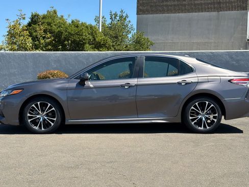 Used 2019 Toyota Camry SE FWD image 9
