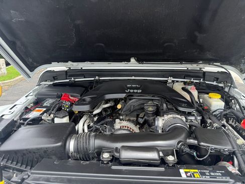 Used 2019 Jeep Wrangler Unlimited Rubicon w/ Cold Weather Group image 32