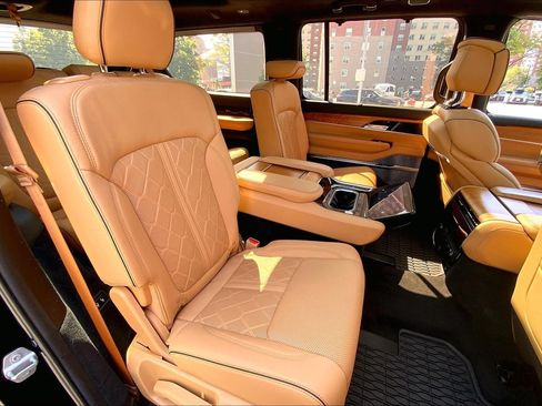Used 2022 Jeep Grand Wagoneer Series III AWD/4WD image 19
