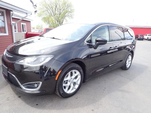 Used 2017 Chrysler Pacifica Touring Plus w/ Tire & Wheel Group FWD image 3