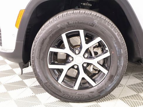 Used 2024 Jeep Grand Cherokee L Limited w/ Luxury Tech Group II image 21