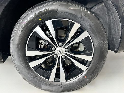 Used 2025 Volvo XC60 B5 Core image 11