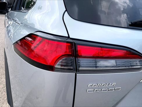 Used 2025 Toyota Corolla Cross XLE FWD image 28