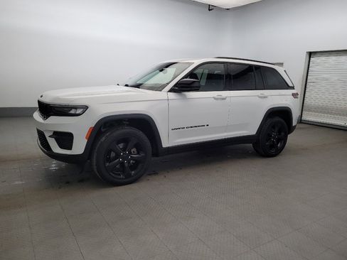 Used 2023 Jeep Grand Cherokee Altitude image 2