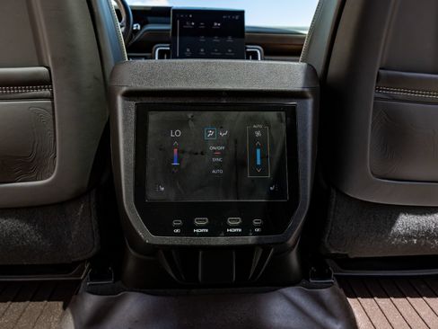 Used 2025 GMC Yukon Denali Ultimate AWD/4WD image 34