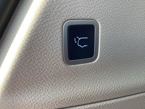 Used 2024 Chrysler Pacifica Touring-L image 15