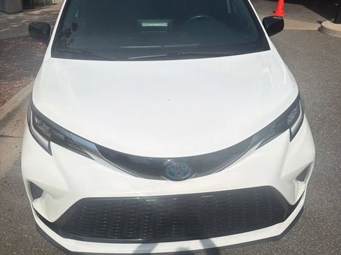 Used 2021 Toyota Sienna XSE w/ XSE Plus Package FWD image 2