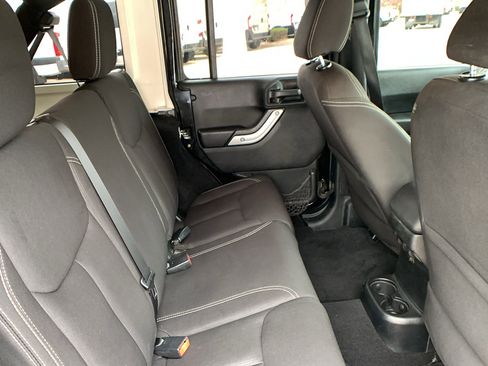 Used 2015 Jeep Wrangler Unlimited Sahara image 25