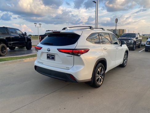 Used 2021 Toyota Highlander XLE FWD image 6
