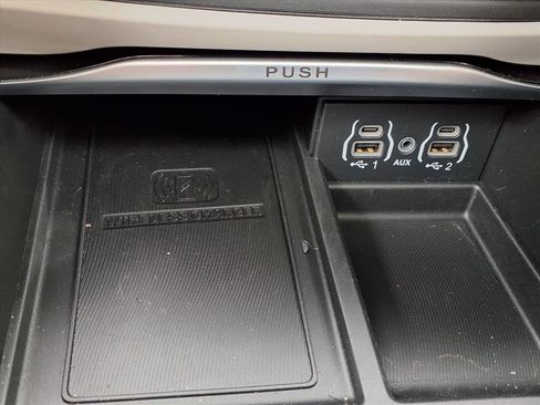 Used 2024 Chrysler Pacifica Limited image 9