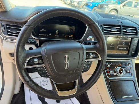 Used 2017 Lincoln Continental Premiere FWD image 19