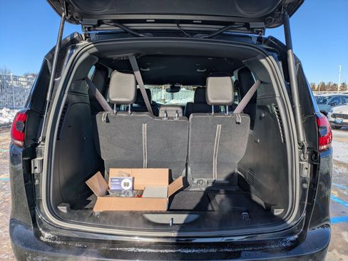 Used 2025 Chrysler Pacifica Select image 33