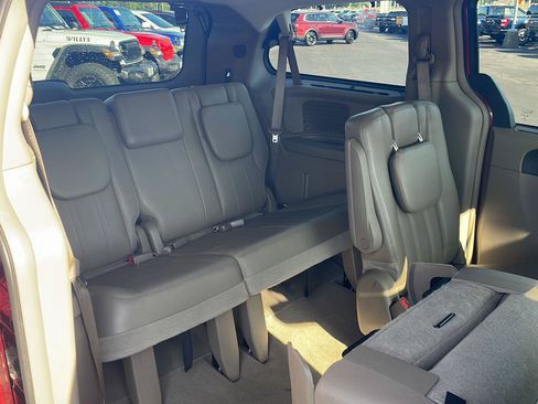 Used 2013 Chrysler Town & Country Touring-L w/ Driver Convenience Group FWD image 29