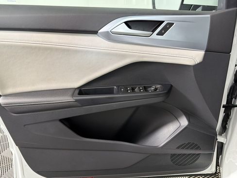 Used 2025 Volkswagen Taos SE w/ Panoramic Sunroof Package FWD image 11