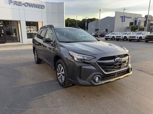 Used 2025 Subaru Outback Premium AWD/4WD image 3