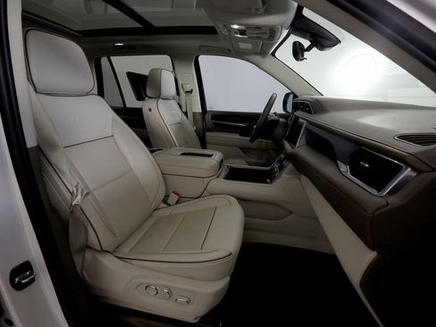 Used 2021 GMC Yukon Denali w/ Denali Premium Package image 11