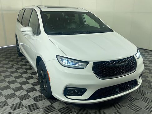 Used 2022 Chrysler Pacifica Limited w/ Uconnect Theater Family Group FWD image 4