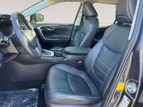 Used 2021 Toyota RAV4 XLE Premium image 9